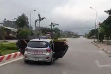 Tài xế taxi mở toang 2 cánh cửa khi lái xe đã đến công an trình diện