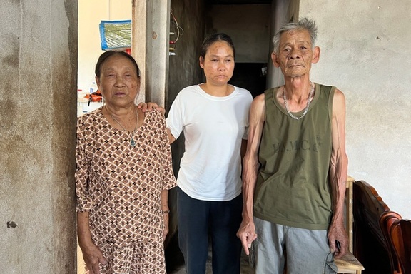 Bà lão 75 tuổi cơ cực chăm chồng, nuôi con bệnh tật và lo cho cháu ngoại