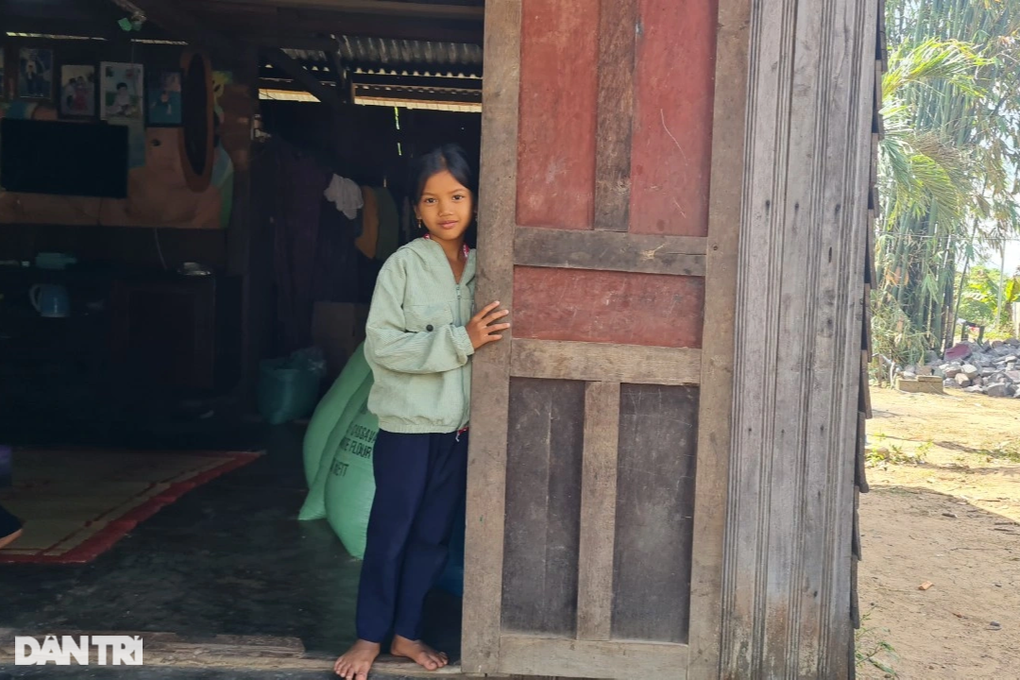 Trao hơn 320 triệu đồng giúp 5 anh em mồ côi tại Buôn Đôn - 5