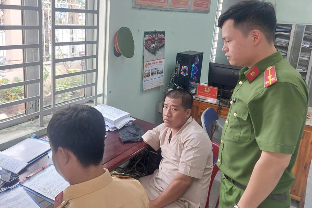 Người khuyết tật nằm trên yên xe bị lập biên bản loạt lỗi vi phạm - 1 Người khuyết tật nằm trên yên xe bị lập biên bản loạt lỗi vi phạm - 1