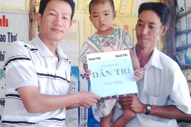 Cậu bé “ngồi cũng bị ngã” tiếp tục nhận 70 triệu đồng tiền của bạn đọc