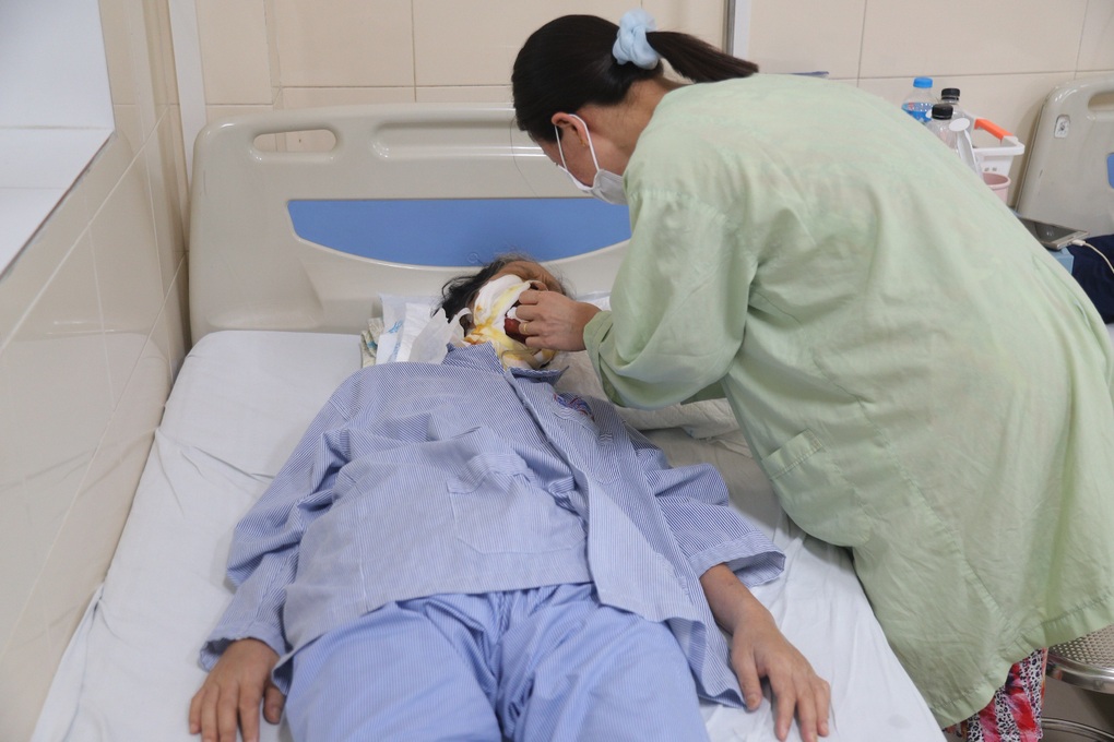 Bác sĩ choáng váng với khối u phủ kín miệng người bệnh - 3 Bác sĩ choáng váng với khối u phủ kín miệng người bệnh - 3