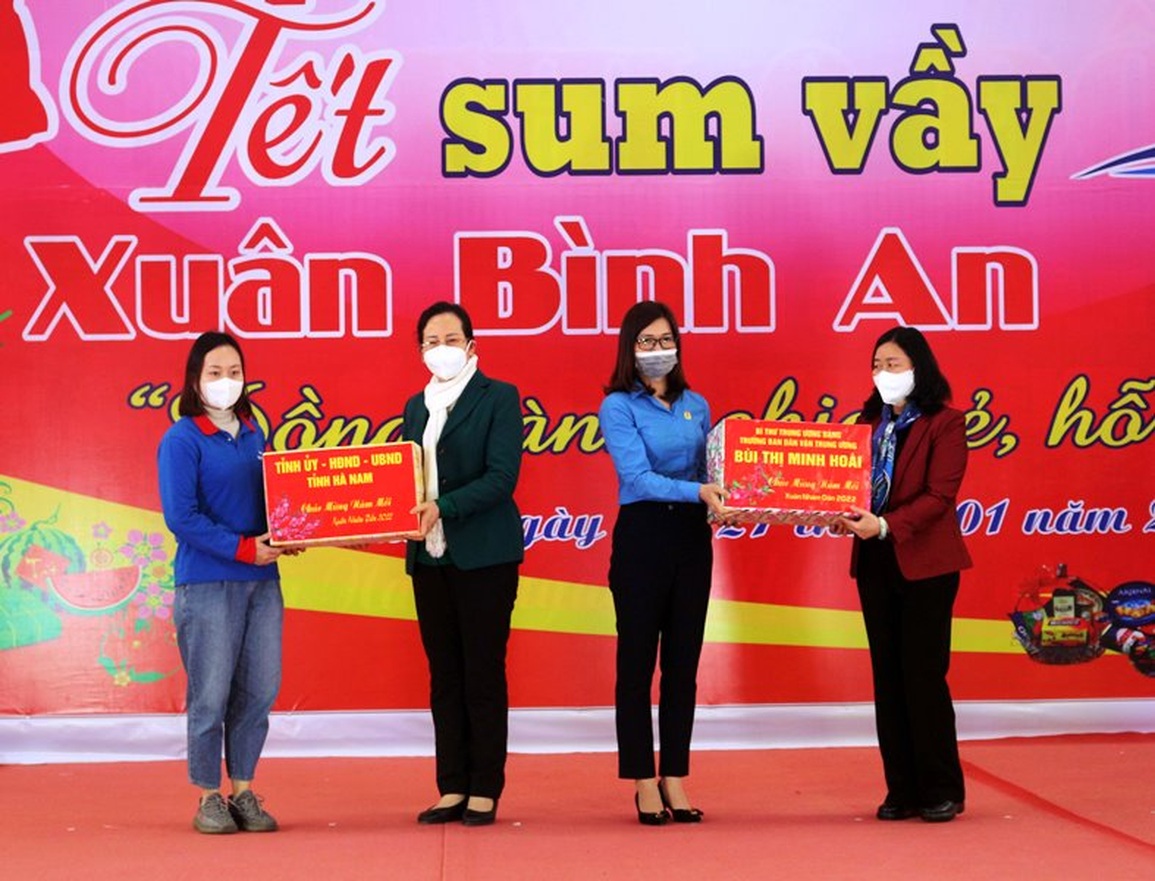 Tặng quà Tết sum vầy tới công nhân lao động  - 1