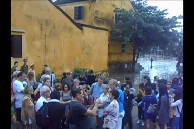 Du khách tham quan Hội An ngày 4/12