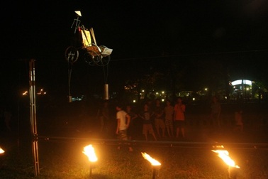 Xem "nghệ sĩ" xích lô làm xiếc trên lửa