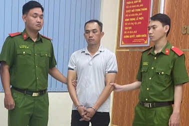 Bắt khẩn cấp nghi phạm đánh cô gái sau va chạm xe ở TPHCM