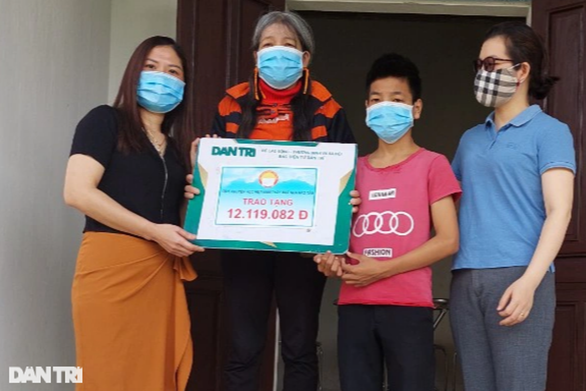 Hơn 160 triệu đồng đến với cậu bé không cha, mò cua bắt ốc nuôi mẹ tâm thần - 4 Hơn 160 triệu đồng đến với cậu bé không cha, mò cua bắt ốc nuôi mẹ tâm thần - 4