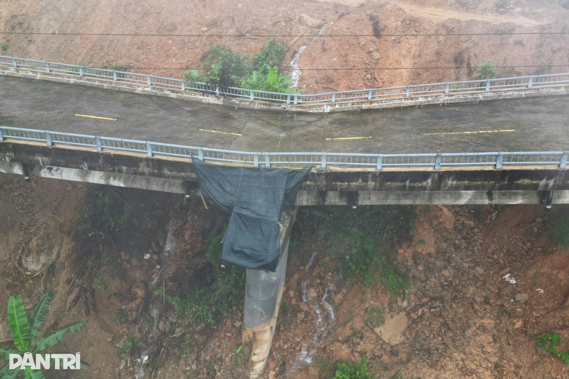 Cầu bị xô nghiêng, sạt lở bủa vây đường, nhà dân trên đỉnh Trường Sơn - 4