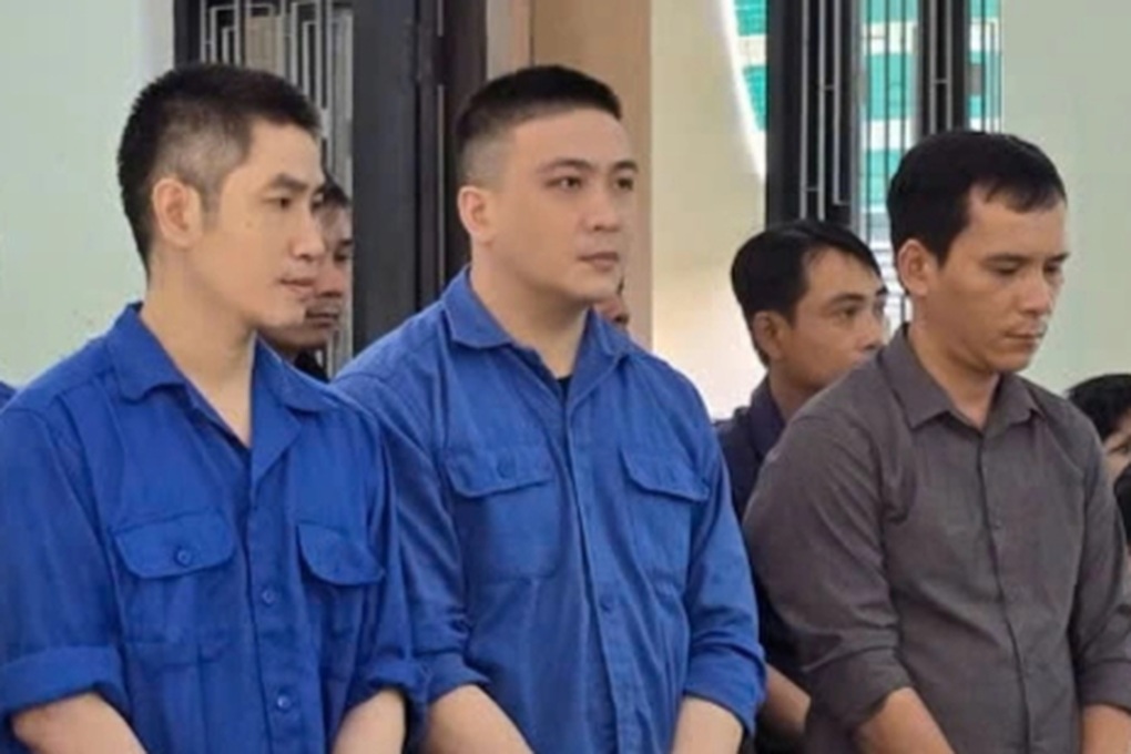 Cựu cán bộ kiểm lâm lĩnh án tù vì vận chuyển gỗ lậu - 1 Cựu cán bộ kiểm lâm lĩnh án tù vì vận chuyển gỗ lậu - 1