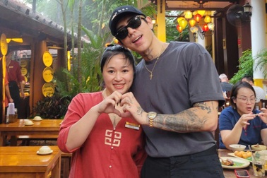 Sao Hàn Quốc thích thú ăn bánh xèo, chả cá khi đến Hà Nội biểu diễn