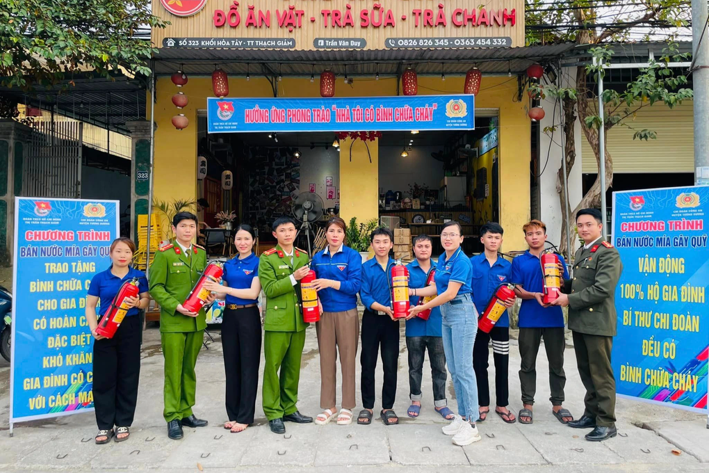 Công an ép mía, chạy ship xuyên trưa để mua bình chữa cháy tặng người dân - 4 Công an ép mía, chạy ship xuyên trưa để mua bình chữa cháy tặng người dân - 4