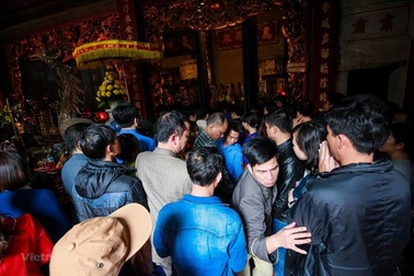 Đình chỉ một loạt cán bộ Kho bạc Nhà nước đi lễ chùa giờ hành chính