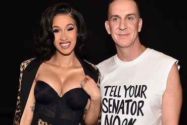 Cardi B khoe ngực khủng