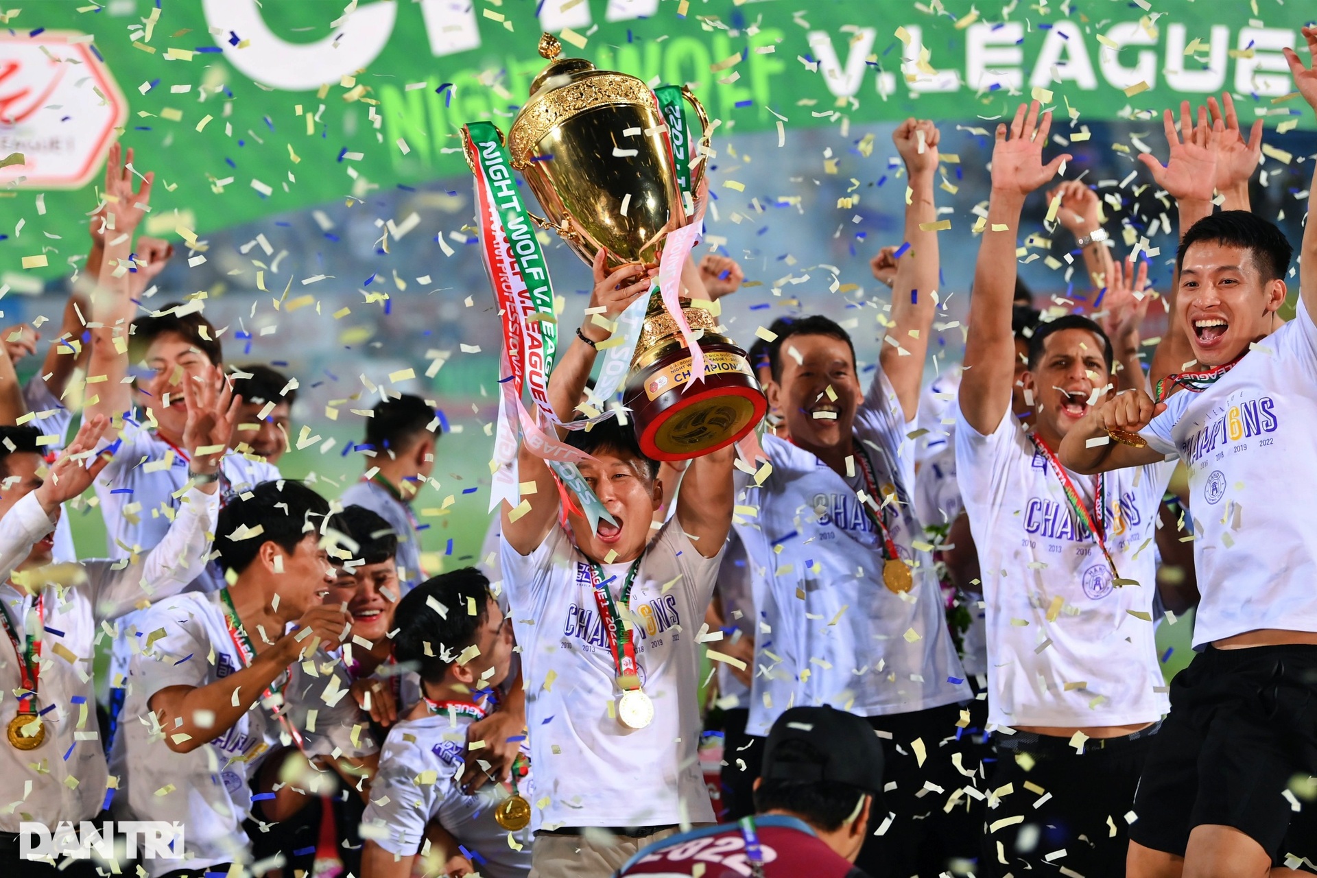 CLB Hà Nội ăn mừng đầy cảm xúc khi giành cúp vô địch V-League 2022 - 13 CLB Hà Nội ăn mừng đầy cảm xúc khi giành cúp vô địch V-League 2022 - 13