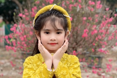 Em bé Hà Nội xinh "phát hờn" giữa hương xuân sắc Tết