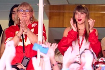 Cú trượt tay của mẹ chồng tương lai Taylor Swift khiến mạng xã hội dậy sóng