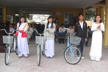 Tặng xe đạp cho học sinh khó khăn