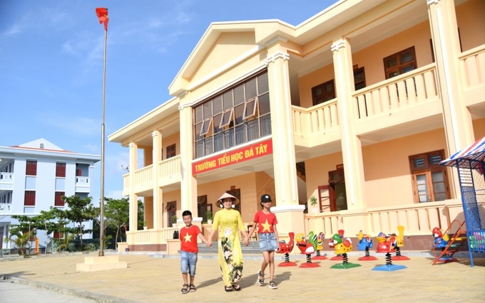 Đón con sau giờ tan trường.