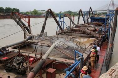 Bắt quả tang tàu khai thác cát trái phép trên sông Đào ở Ninh Bình