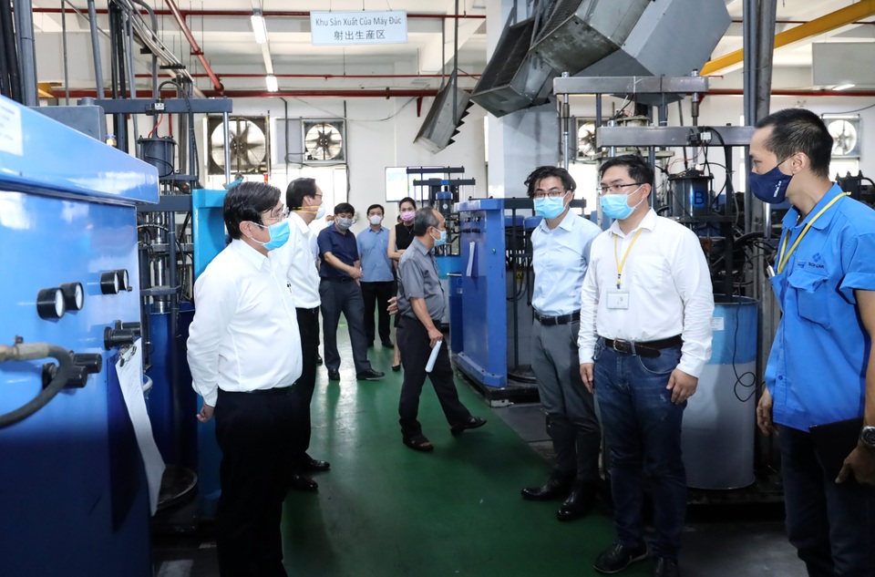 Gần 7.000 công nhân khu chế xuất Tân Thuận mất việc vì Covid-19 - 1 Gần 7.000 công nhân khu chế xuất Tân Thuận mất việc vì Covid-19 - 1