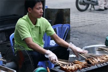 Đắt hàng nhờ… “chân gà bẩn”
