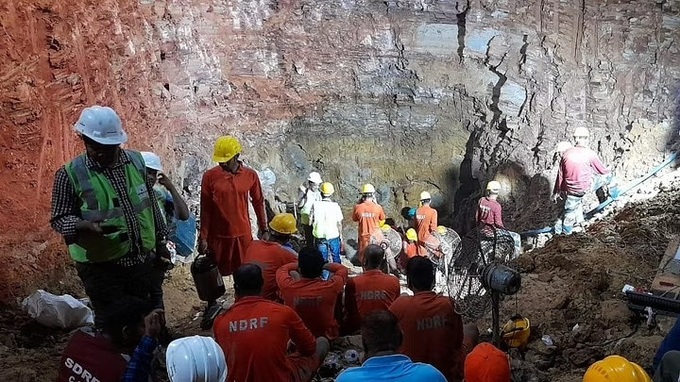 Các nhân viên cứu hộ đào hố để giải cứu Sahu. Ảnh: NI