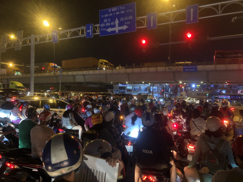 Người dân ùn ùn về quê nghỉ lễ, giao thông cửa ngõ Sài Gòn đông cứng - 8 Người dân ùn ùn về quê nghỉ lễ, giao thông cửa ngõ Sài Gòn đông cứng - 8