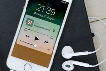 iOS 14 cho phép vừa tắt màn hình, vừa nghe nhạc trên YouTube