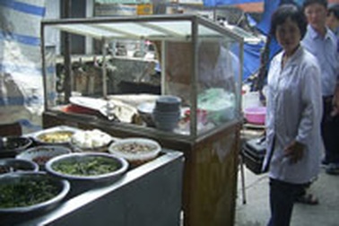 Quán cơm "ngự" trên mương nước thải bốc mùi!