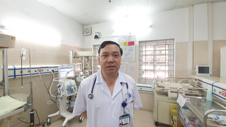 Bé sơ sinh bị bỏ rơi vượt qua cơn nguy kịch do nhiễm trùng máu như thế nào? - 3 Bé sơ sinh bị bỏ rơi vượt qua cơn nguy kịch do nhiễm trùng máu như thế nào? - 3