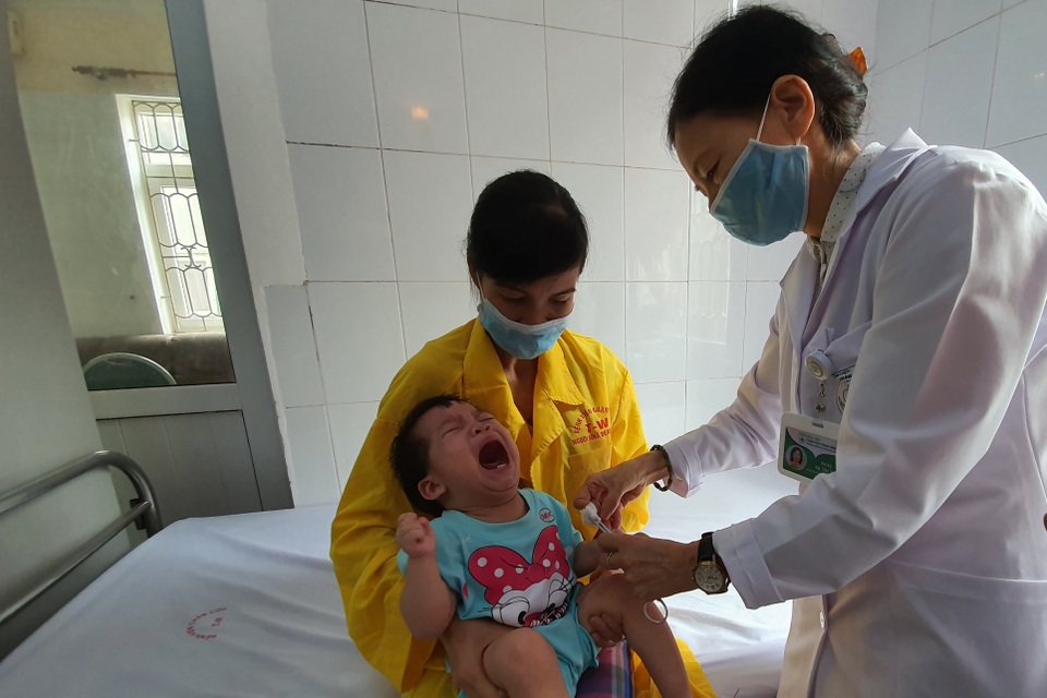 Tiếng khóc xé lòng của anh em mồ côi cha cùng bị bại não bẩm sinh - 2 Tiếng khóc xé lòng của anh em mồ côi cha cùng bị bại não bẩm sinh - 2