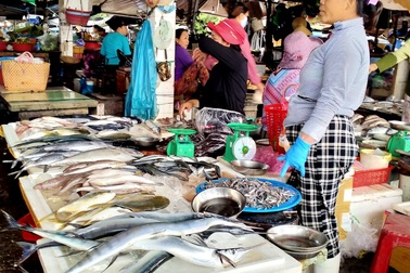 Mưa lũ kéo dài, giá rau xanh tăng cao, người bán người mua đều khó khăn