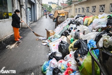 Rác thải ùn ứ, cao quá đầu người trên nhiều tuyến phố, khu dân cư ở Hà Nội