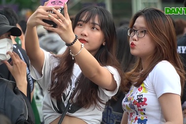 Sợ hết chỗ, người dân tại TPHCM đổ ra phố đi bộ Nguyễn Huệ từ trưa