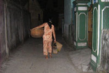 Nhọc nhằn gánh trứng lộn