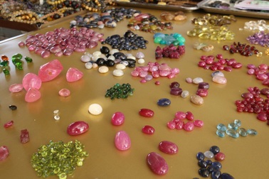 Nhóm người bất ngờ ôm trọn 3,5 tỷ đồng từ một viên đá thô xù xì