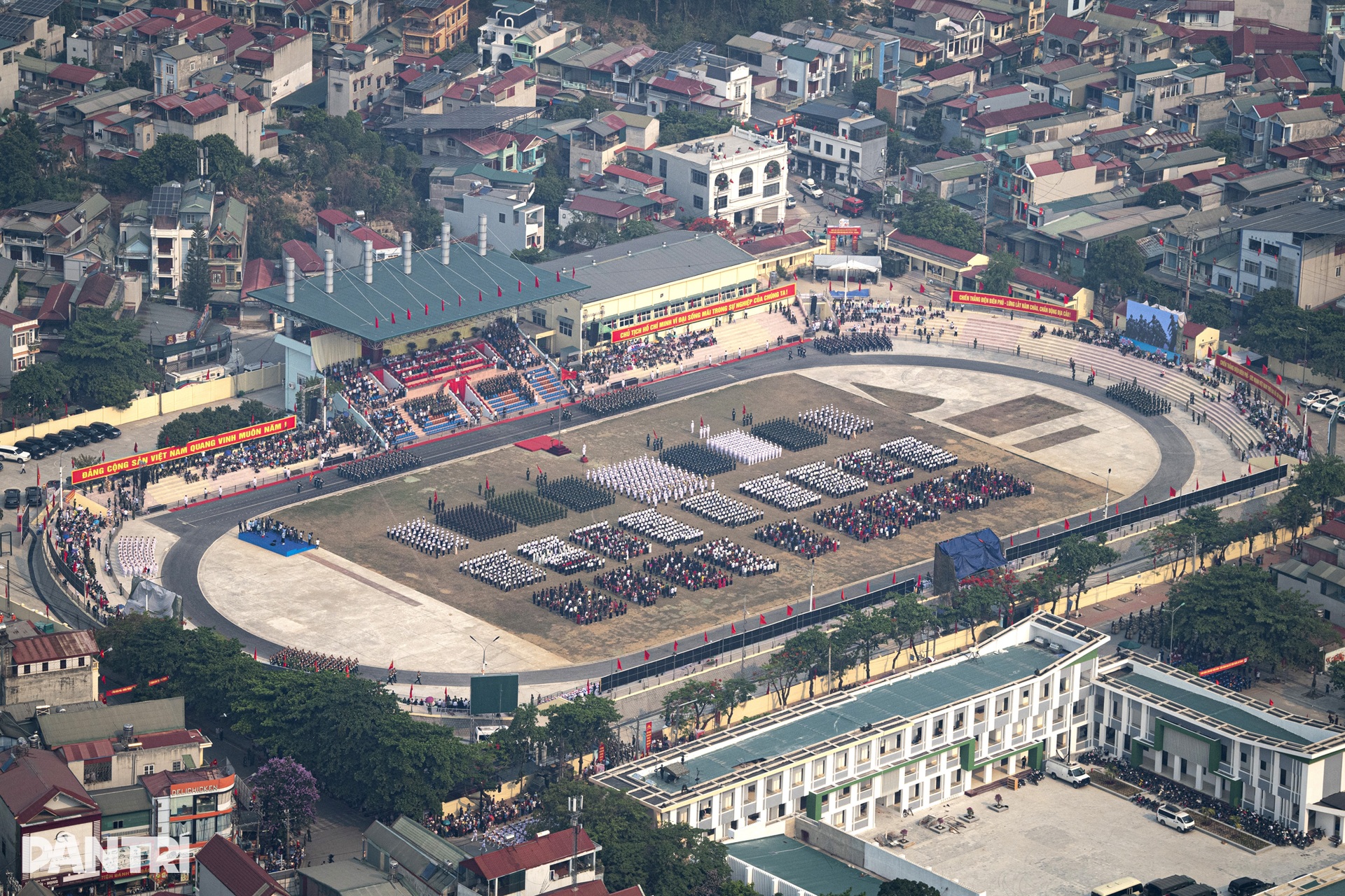 Cuộc tề tựu đồng bào trong ngày vui nhất miền Tây Bắc - 1