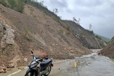 Phú Yên: Sạt lở gây chia cắt giao thông ở xã vùng cao