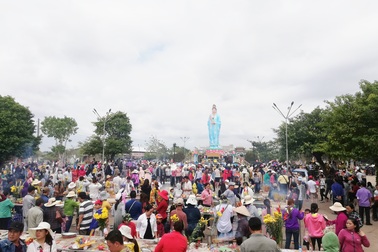 Hàng ngàn người "đội nắng" nườm nượp đi vía Bà ở xứ "Công tử Bạc Liêu"