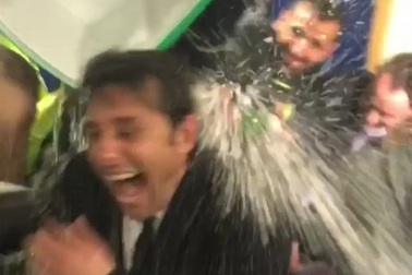 HLV Conte bất ngờ bị học trò “đánh úp” trong phòng thay đồ