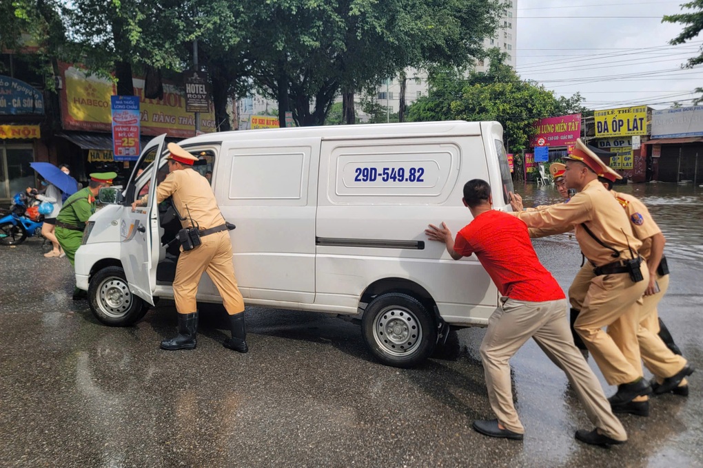 CSGT Hà Nội dùng ô tô đặc chủng chở người dân đi qua điểm ngập - 2 CSGT Hà Nội dùng ô tô đặc chủng chở người dân đi qua điểm ngập - 2