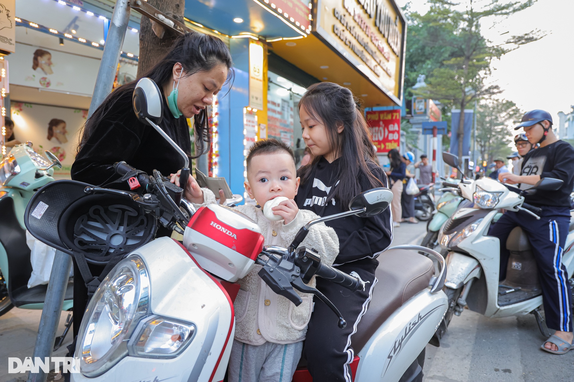 Hà Nội: Quán bánh bao bán 15.000 cái/ngày, khách xếp hàng dài chờ đến lượt - 14