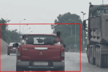 Xử lý tài xế chở 6 trẻ em trên thùng xe bán tải ở đại lộ Thăng Long