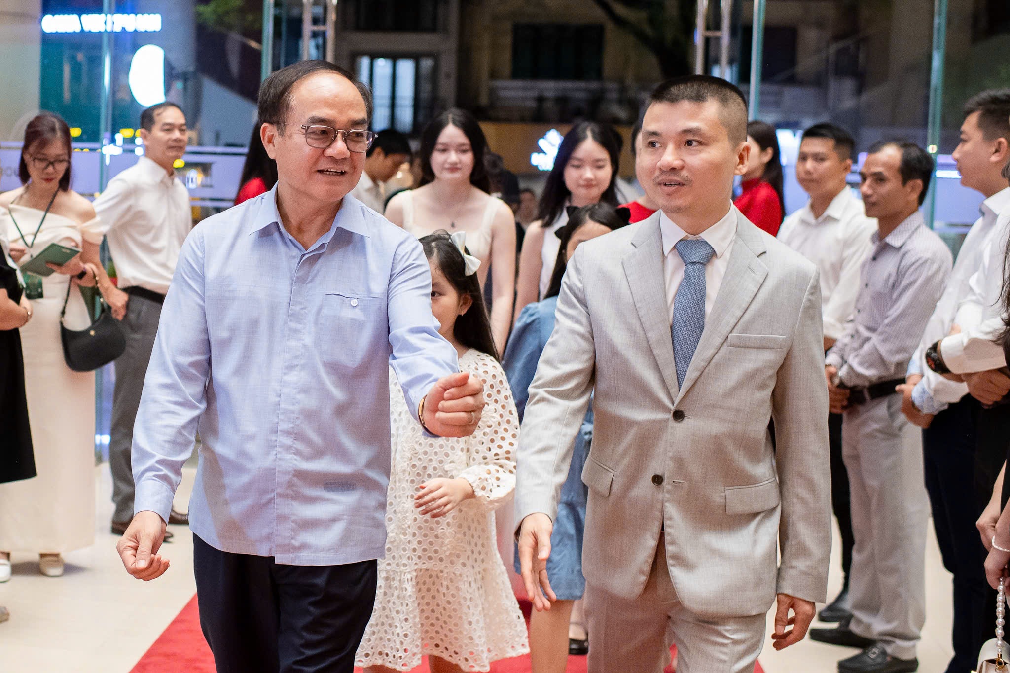Hòa Minzy, Hương Tràm và dàn nghệ sĩ bùng nổ cảm xúc tại Rực rỡ ngày mới - 1