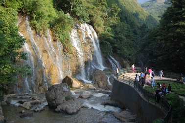 Khám phá những thác nước đẹp nhất dưới chân núi Phan Si Păng