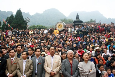 5 vạn người chen chân đến chùa Hương ngày khai hội