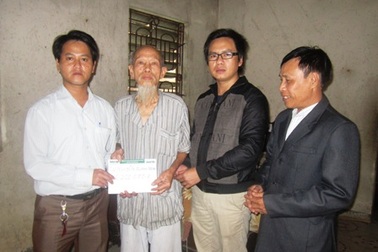 Hơn 12 triệu đồng đến với người cha già cặm cụi chăm con tật nguyền