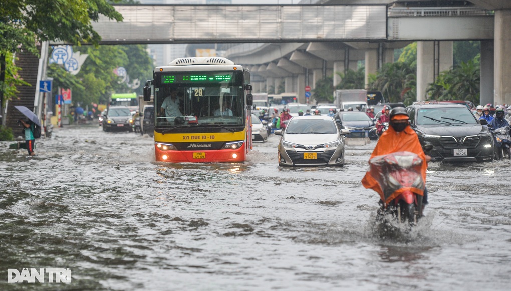 Nhiều tuyến phố Hà Nội ngập sâu sau trận mưa vàng - 2 Nhiều tuyến phố Hà Nội ngập sâu sau trận mưa vàng - 2