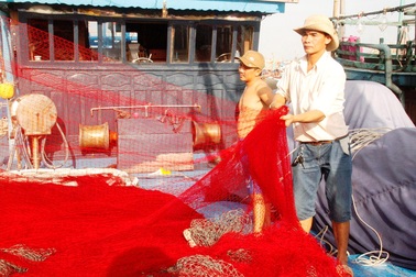 Gần 10.000 ngư dân cúng giao thừa trên biển