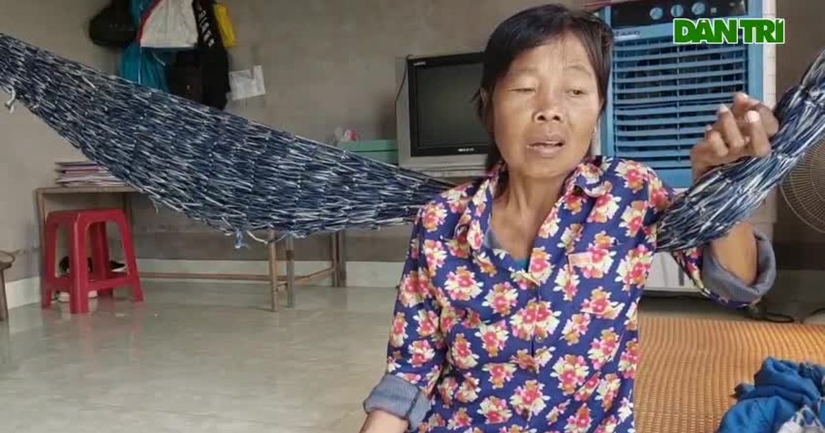 Video: Bình Định: Cậu bé lớp 5 "mồ côi" cha, bán vé số đỡ đần mẹ mắc cả tá bệnh | Báo Dân trí